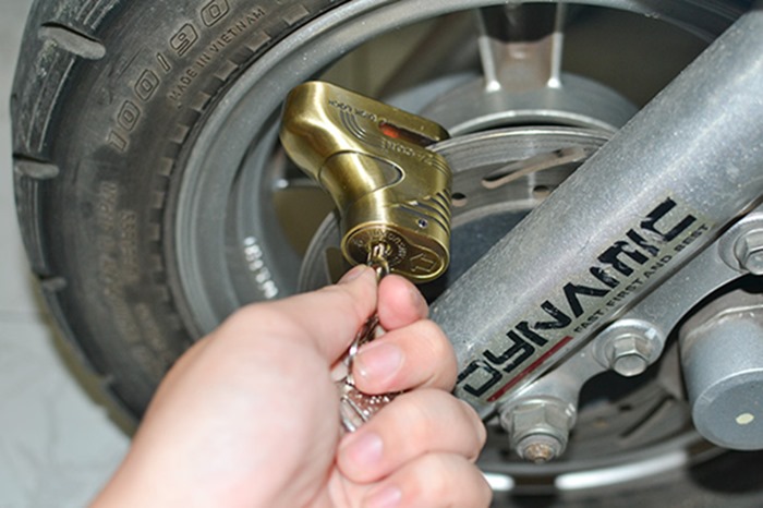 khoa dia xe may co coi bao dong